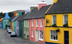 Улица с покрашенными домами разных цветов