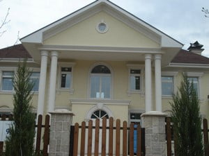 Фасад дома с элементами из пенополистерола
