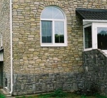 Дом, отделанный камнем