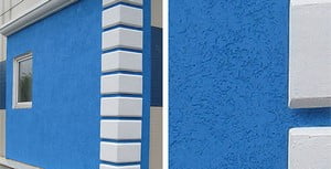 Покрашенный дом голубой краской