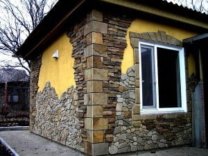 Дом, облицованный натуральным камнем