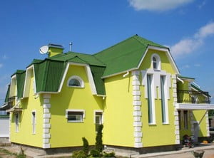 Желтый дом с зеленый крышей