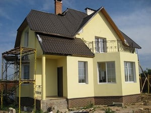 оштукатуренный дом желтого цвета