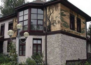 Камень и рисунок на фасаде дома