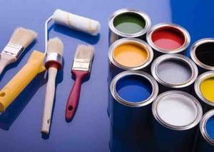 Кисти и краска для покраски стен