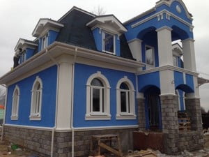 Дом синего цвета