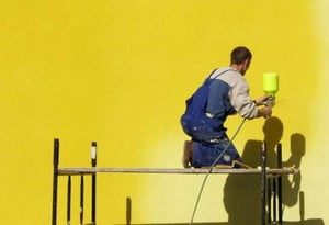 Покраска фасада в желтый цвет